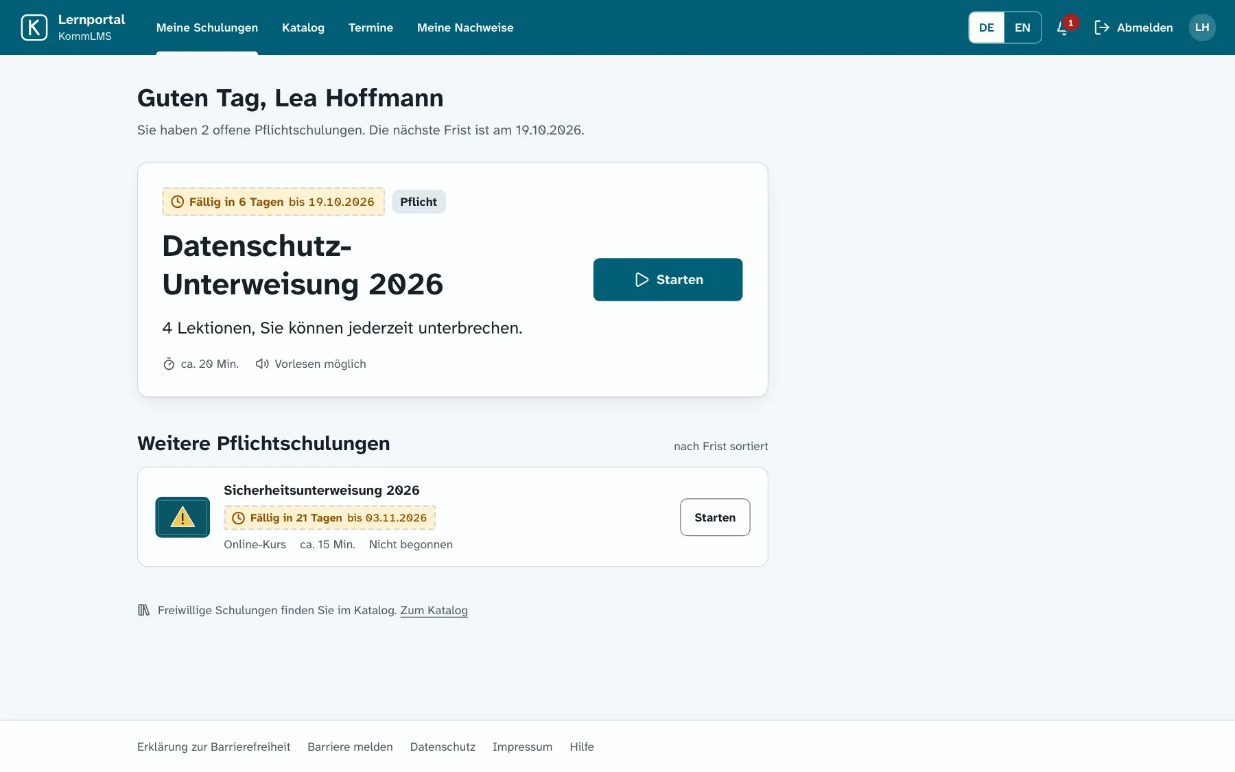 Startseite einer Beschäftigten in KommLMS: eine Karte „Datenschutz-Unterweisung 2026“ mit dem Stempel „Fällig in 6 Tagen“ und der Schaltfläche „Starten“, darunter weitere Pflichtschulungen nach Frist sortiert.