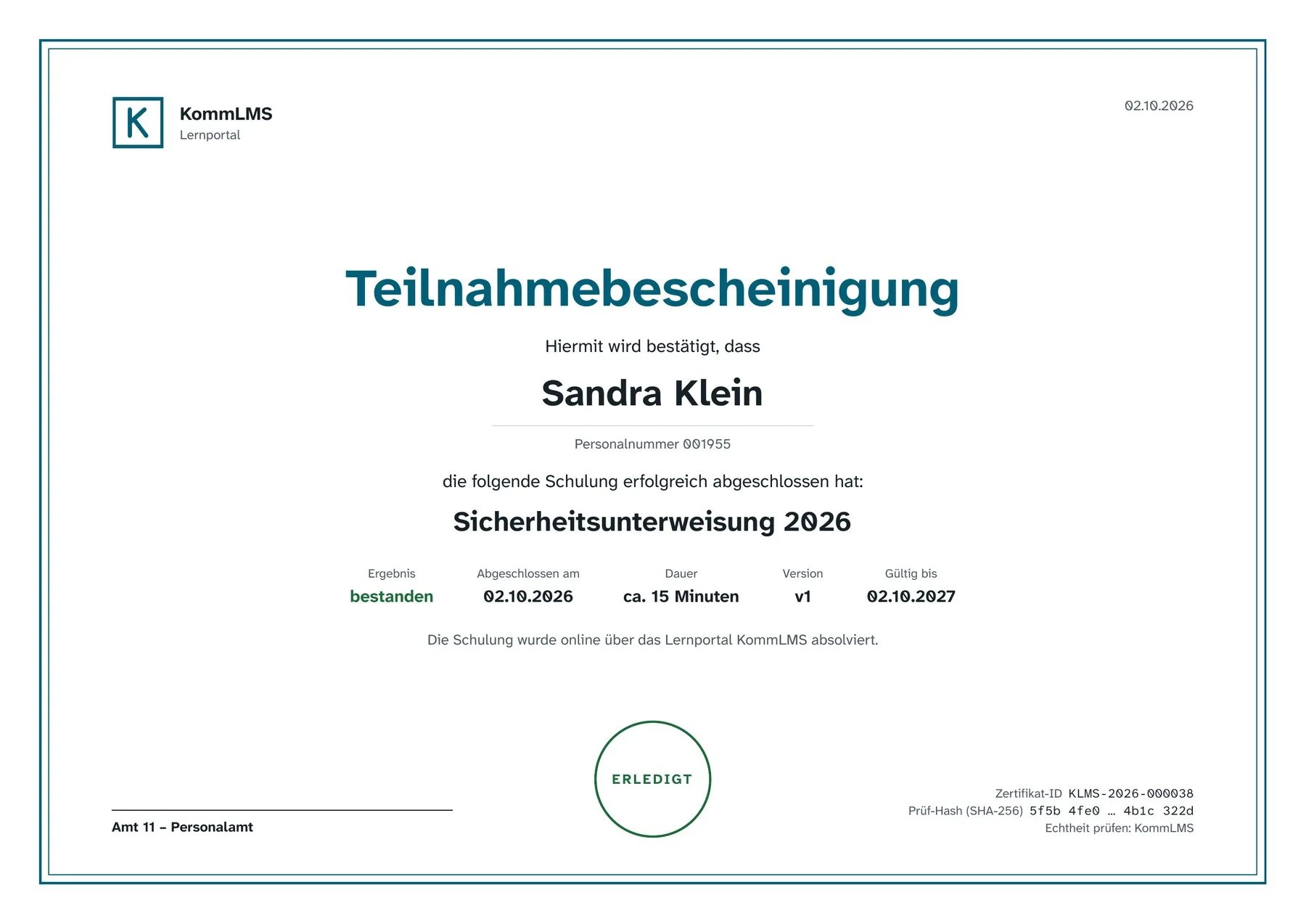 Teilnahmebescheinigung als PDF: Name der Person, Kurs „Sicherheitsunterweisung 2026“, Datum, Version, Gültigkeit, Siegel „Erledigt“, Zertifikat-ID und Prüf-Hash.